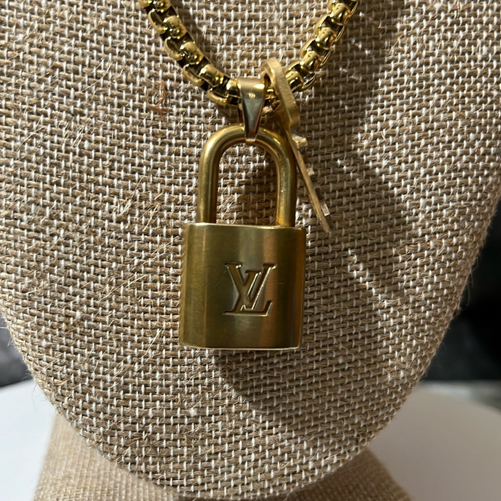 LOUIS VUITTON LOCK AND KEY #319 WITH GOLD PLATED STAINLESS STEEL CHAIN. - Picture 6 of 7